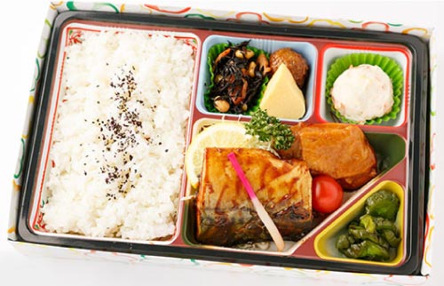 鯖の味噌煮と照焼チキン弁当